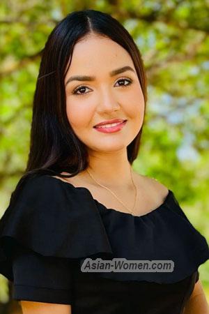 220403 - Laura Age: 28 - Colombia